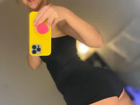 pawg in booty shorts [F]