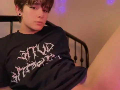 Do ppl fw trans femboys? 🏳️‍⚧️